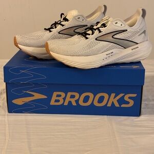 Brooks Glycerin 22 Women's Shoes - White and Gray. Like New Worn a few times.